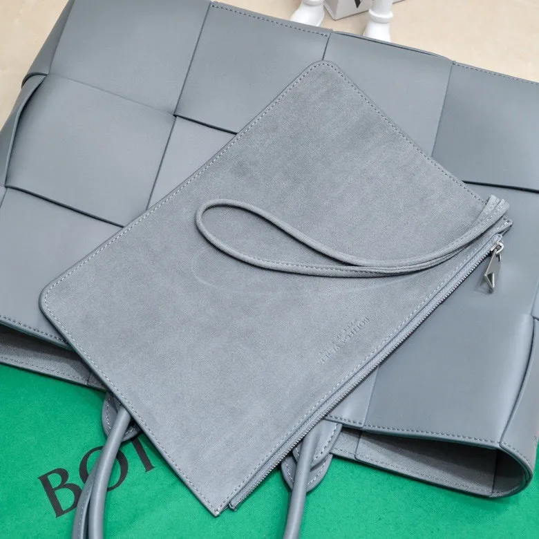 The batch of 2000 BV tote bag (small four compartments) has finally been shipped🔥🔥 The leather feels great! It's a very low-key bag. The more I look at it, the more I like it. I usually go out for rides and planes because I have a lot of stuff and need to carry a computer. Carrying a bag like this is all it takes. It comes with a small bag for storage, which is very convenient. Style number: 9898 Size: 38*10*28cm